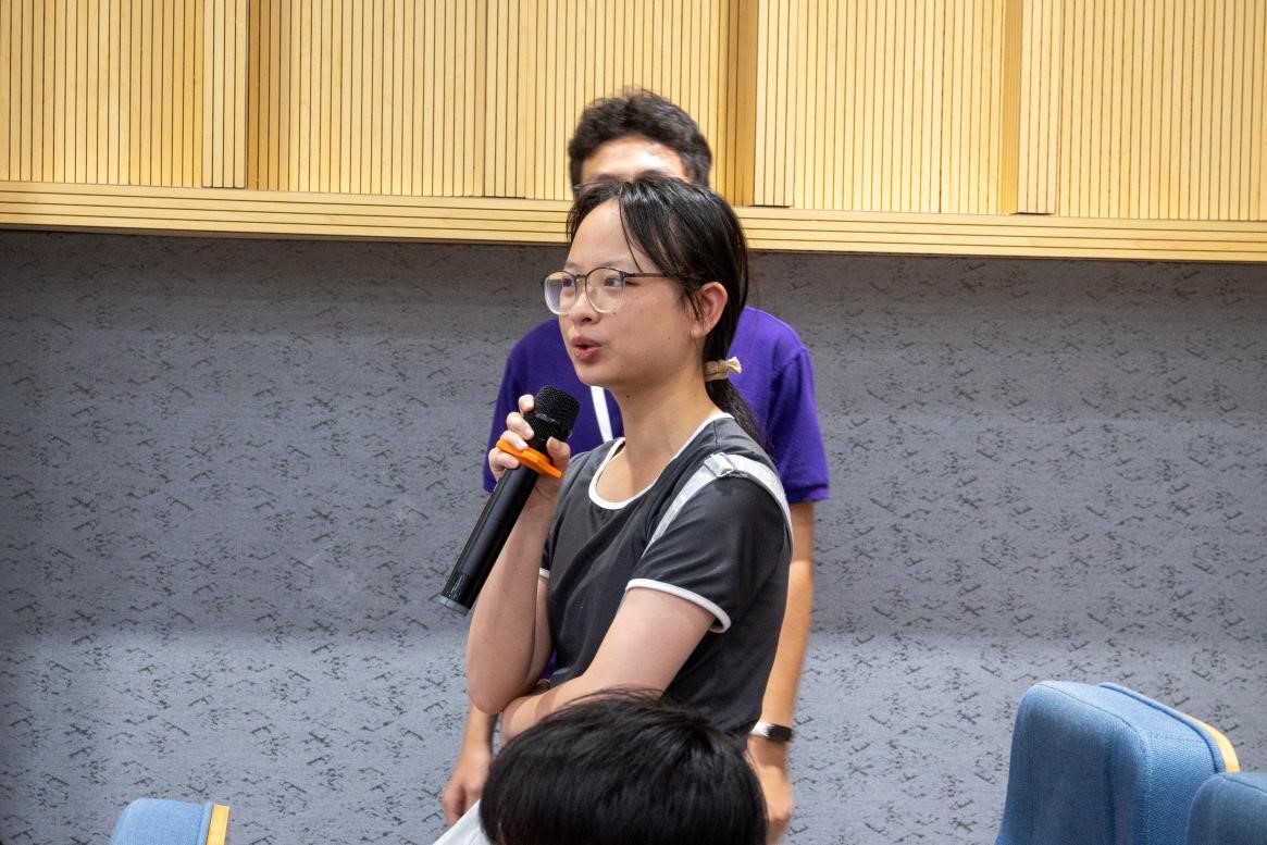 图片包含 人, 室内, 年轻, 男孩AI 生成的内容可能不正确。 图片包含 人, 室内, 年轻, 男孩AI 生成的内容可能不正确。