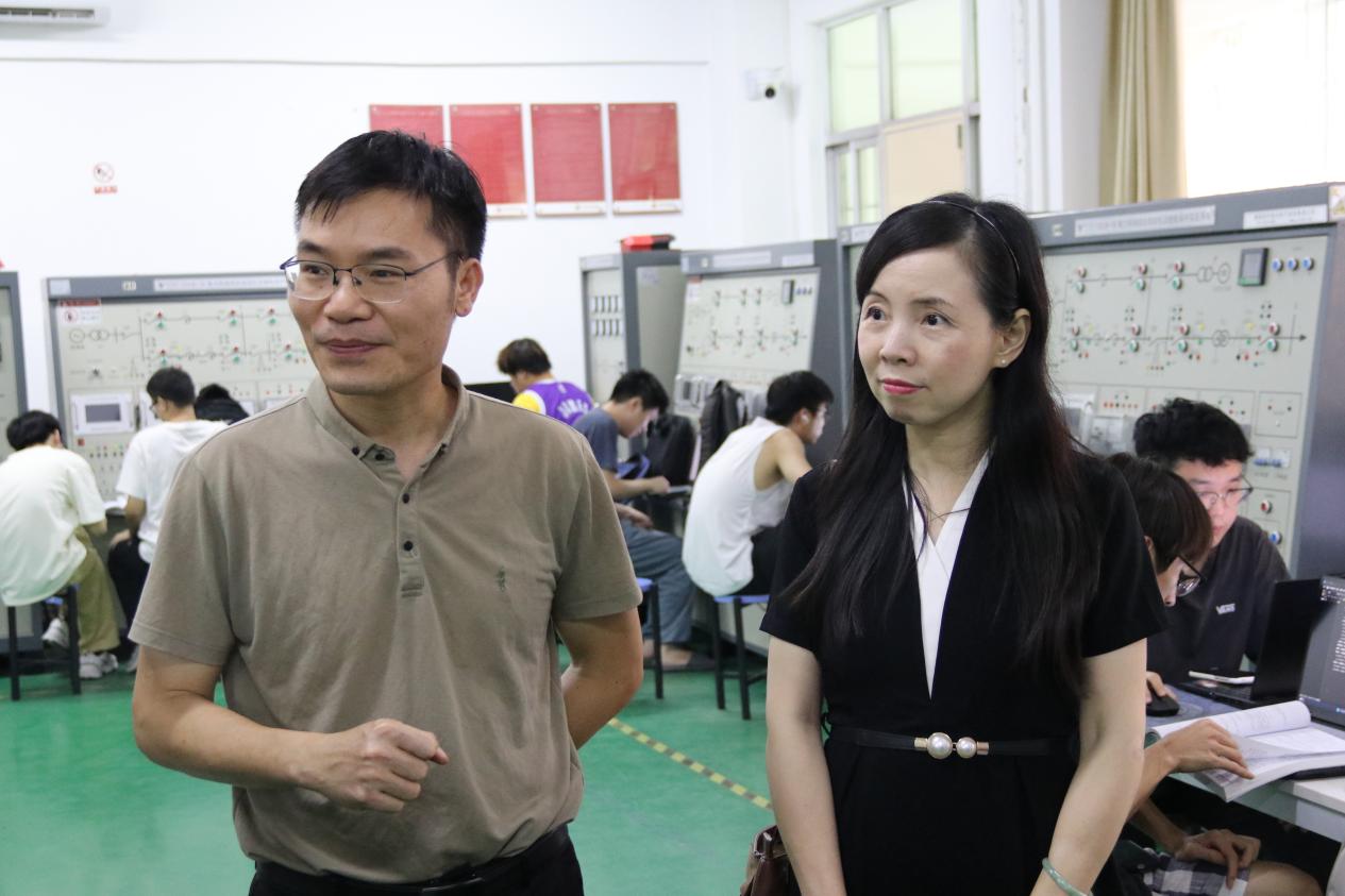 图2 韦发清副院长向湛江市人社局人才服务中心谢晓媛主任介绍电气自动化实验室