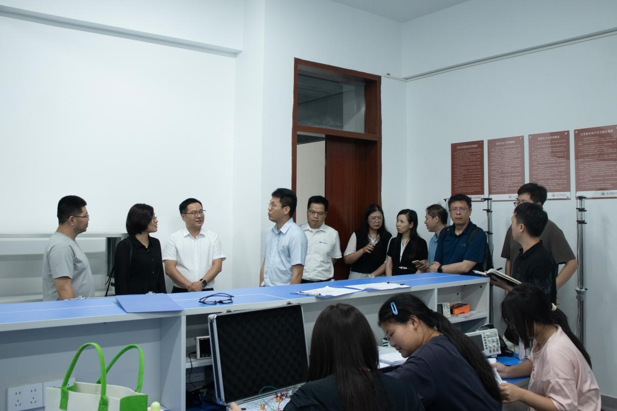 一群人站在桌子边AI 生成的内容可能不正确。 一群人站在桌子边AI 生成的内容可能不正确。