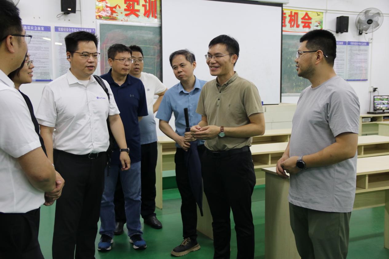 图1 韦发清副院长向深圳橙子自动化有限公司等企业介绍省级示范实验教学中心