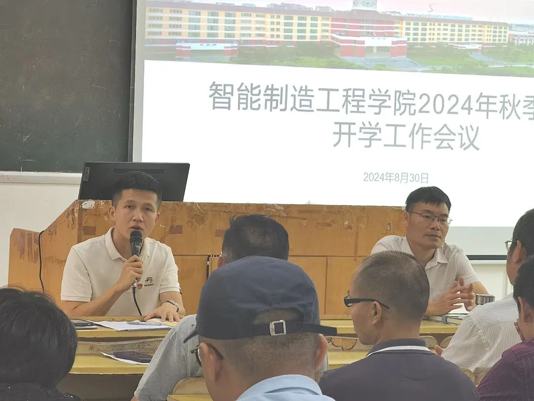 图片包含 人, 游戏机, 桌子, 房间描述已自动生成