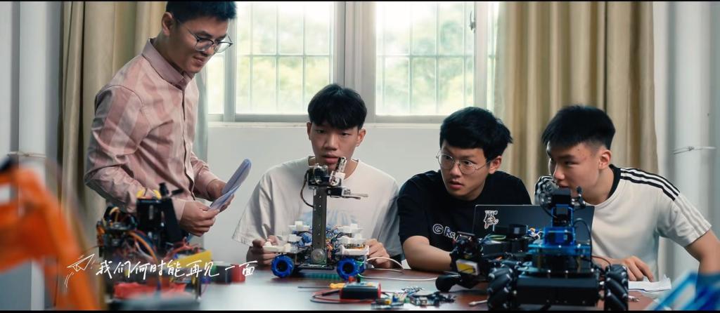 图片包含 窗户, 桌子, 男人, 笔记本AI 生成的内容可能不正确。 图片包含 窗户, 桌子, 男人, 笔记本AI 生成的内容可能不正确。