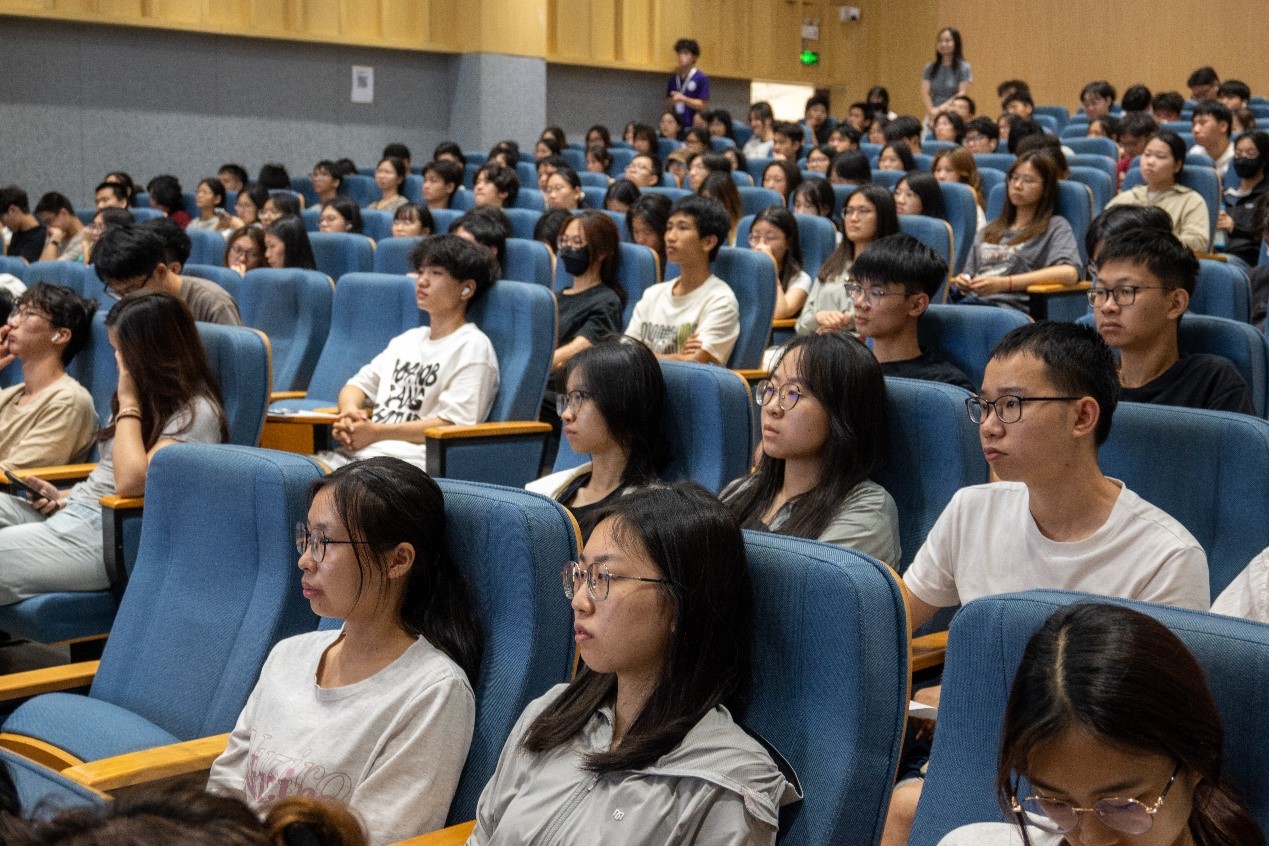 一群人正在听演讲AI 生成的内容可能不正确。 一群人正在听演讲AI 生成的内容可能不正确。
