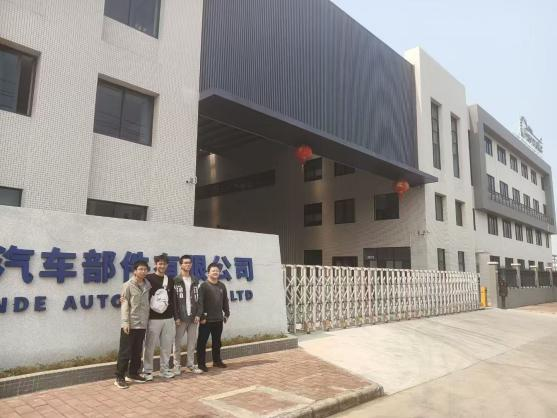 一群人站在建筑前AI 生成的内容可能不正确。 一群人站在建筑前AI 生成的内容可能不正确。
