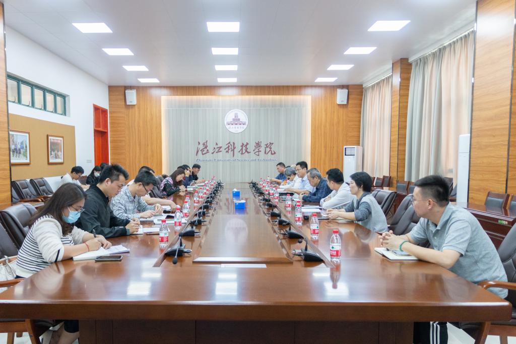 我校召开党委理论学习中心组（扩大）学习会